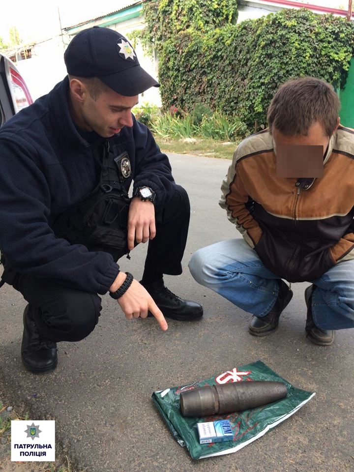 В Николаеве патрульные задержали гражданина с взрывоопасным предметом 1