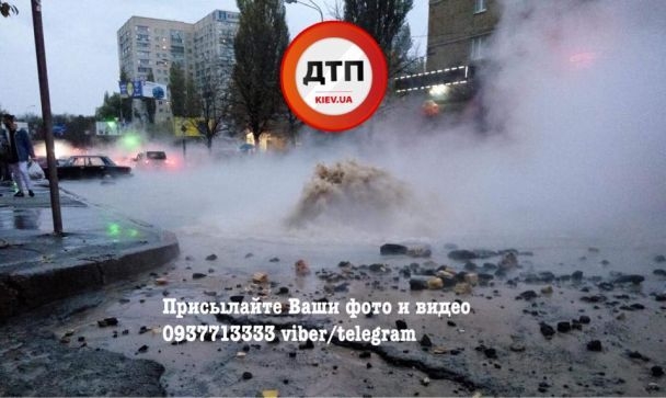 В Киеве «рвануло» теплотрассу – из-под асфальта на проезжей части начал бить горячий «гейзер»