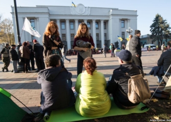 Всех впускать, никого не выпускать, если проголосуют неправильно: противостояние у Верховной Рады продолжается