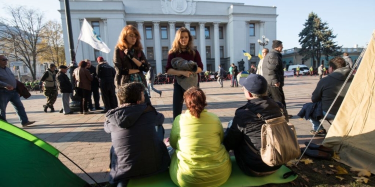 Всех впускать, никого не выпускать, если проголосуют неправильно: противостояние у Верховной Рады продолжается