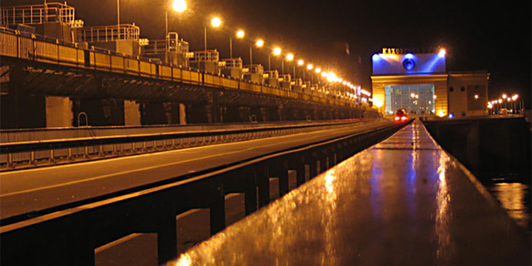 38-летний житель Николаева залез с фотоаппаратом на опору дамбы Каховской ГЭС. Его оттуда сняли и передали полиции