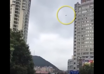 В Китае мужчина пытался бежать из отеля по телефонным проводам