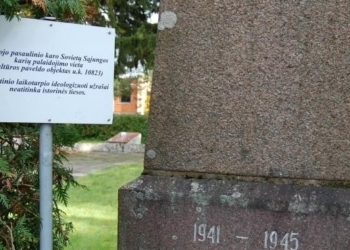 В Литве не сносят памятников советским солдатам – рядом с ними устанавливают таблички о несоответствии исторической правде