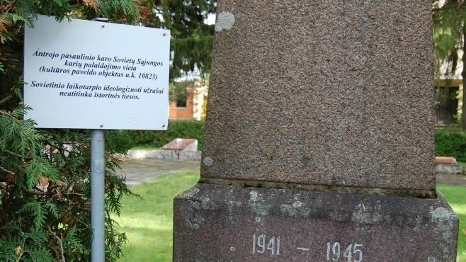 В Литве не сносят памятников советским солдатам – рядом с ними устанавливают таблички о несоответствии исторической правде