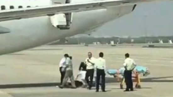 В Китае стюардесса выпала из самолета на взлете 1