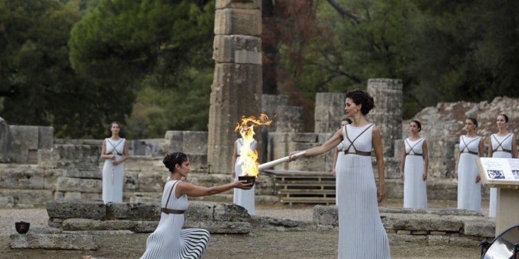 Зимняя Олимпиада-2018 в Южной Корее: греческая актриса Екатерина Леху зажгла Олимпийское пламя перед храмом Геры