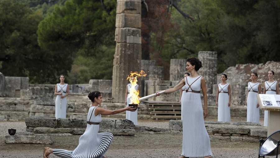 Зимняя Олимпиада-2018 в Южной Корее: греческая актриса Екатерина Леху зажгла Олимпийское пламя перед храмом Геры 1
