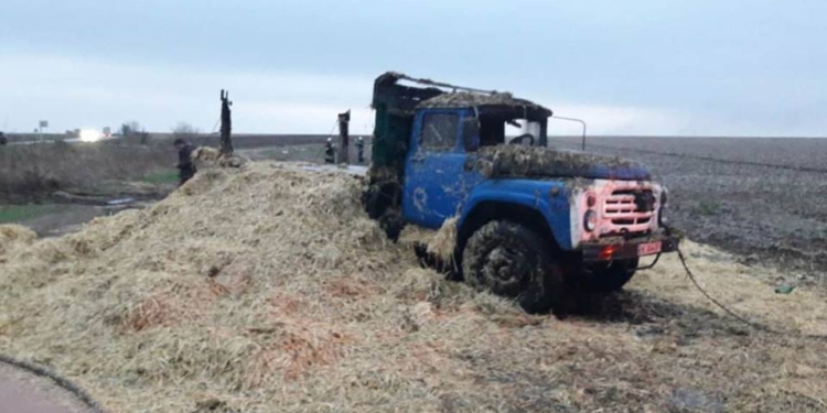 В Витовском районе загорелся грузовик с соломой