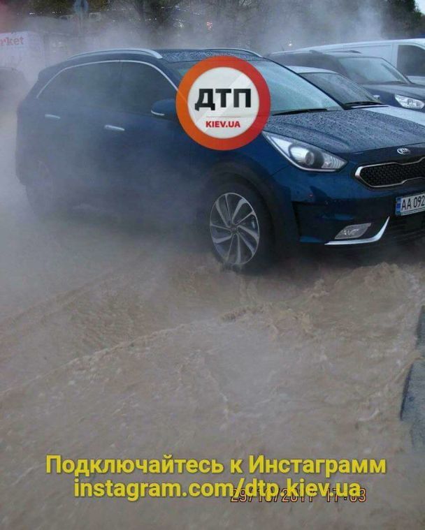 В Киеве «рвануло» теплотрассу – из-под асфальта на проезжей части начал бить горячий «гейзер» 7