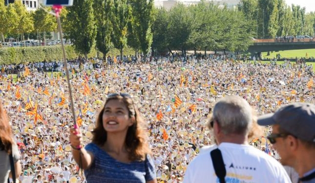 В Барселоне митингуют тысячи противников независимости Каталонии