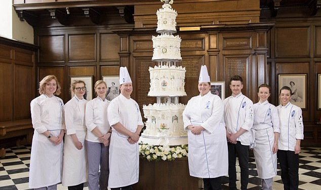 Для фильма в честь 70-летия со дня свадьбы королевы Елизаветы II  с принцем Филиппом приготовили почти 3-метровый торт