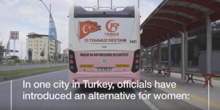 Только для женщин: в Турции появились розовые автобусы