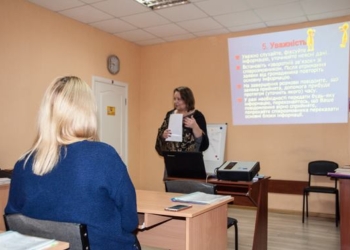 «Алло, полиция?»: в Николаеве полицейские психологи учили операторов «102» основным правилам эффективного взаимодействия