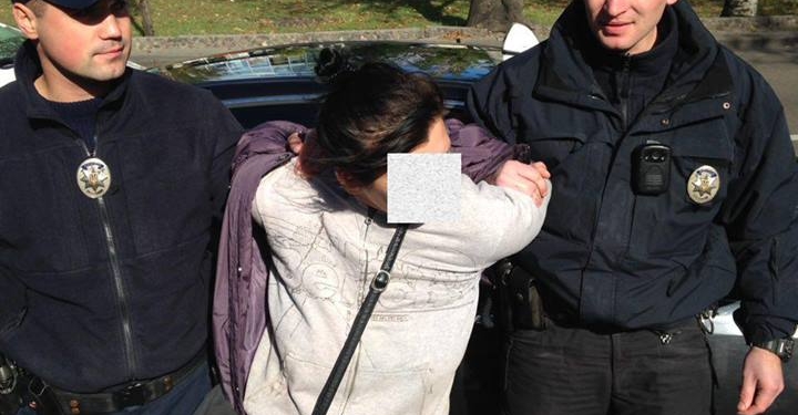 В Николаеве наркотики могут оказаться в автомобилях, в карманах прохожих и даже в клумбах