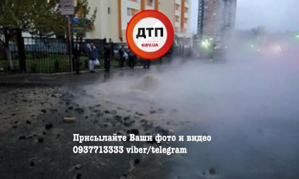 В Киеве «рвануло» теплотрассу – из-под асфальта на проезжей части начал бить горячий «гейзер» 9