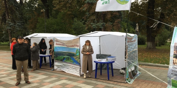 Защитники «Бугского Гарда» собрались под Верховной Радой, чтобы передать депутатам собранные подписи