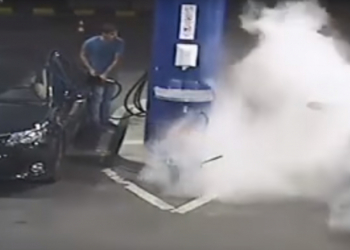 В Болгарии заправщик на АЗС «потушил» водителя, который отказался погасить сигарету после нескольких замечаний