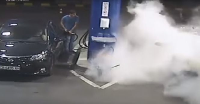В Болгарии заправщик на АЗС «потушил» водителя, который отказался погасить сигарету после нескольких замечаний