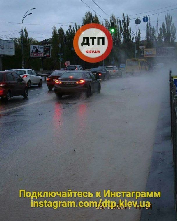 В Киеве «рвануло» теплотрассу – из-под асфальта на проезжей части начал бить горячий «гейзер» 1