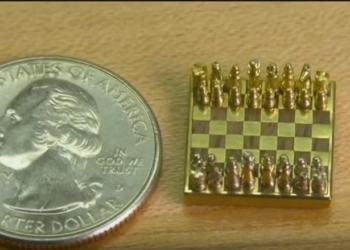 Армянский «левша» создал самые маленькие в мире золотые шахматы
