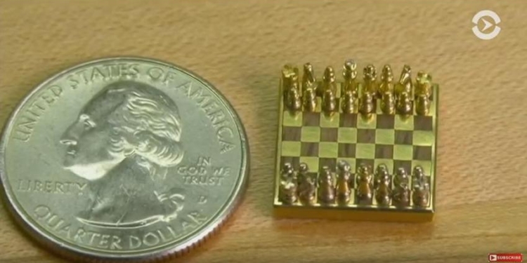 Армянский «левша» создал самые маленькие в мире золотые шахматы