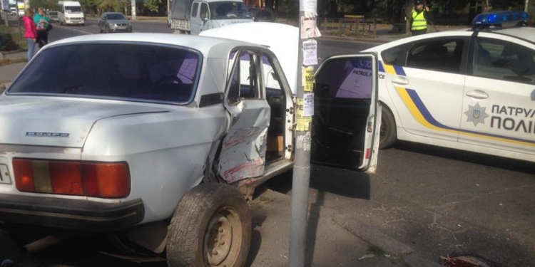 В Николаеве перевернувшуюся после ДТП «Волгу» ставили на колеса очевидцы аварии