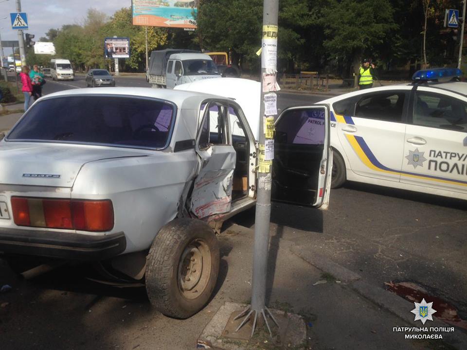 В Николаеве перевернувшуюся после ДТП «Волгу» ставили на колеса очевидцы аварии 1