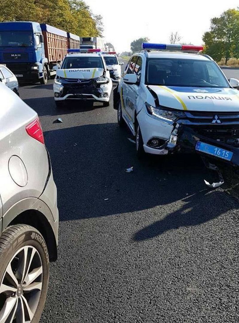 В Запорожье полицейские разбили в аварии сразу три новых японских джипа 1