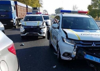 В Запорожье полицейские разбили в аварии сразу три новых японских джипа