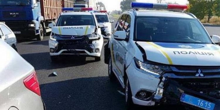 В Запорожье полицейские разбили в аварии сразу три новых японских джипа