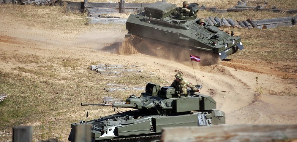 Латвия получила от Великобритании половину обещанных боевых разведмашин 1