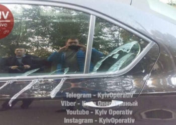 Войны на автостоянках: в Киеве 30 машин облили кислотой