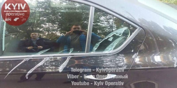 Войны на автостоянках: в Киеве 30 машин облили кислотой