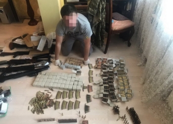 Киевлянин под видом интернет-магазина военных аксессуаров продавал оружие, привезенное из зоны АТО