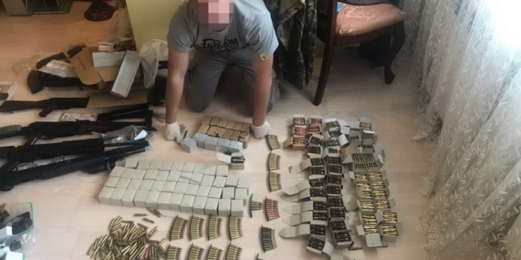 Киевлянин под видом интернет-магазина военных аксессуаров продавал оружие, привезенное из зоны АТО