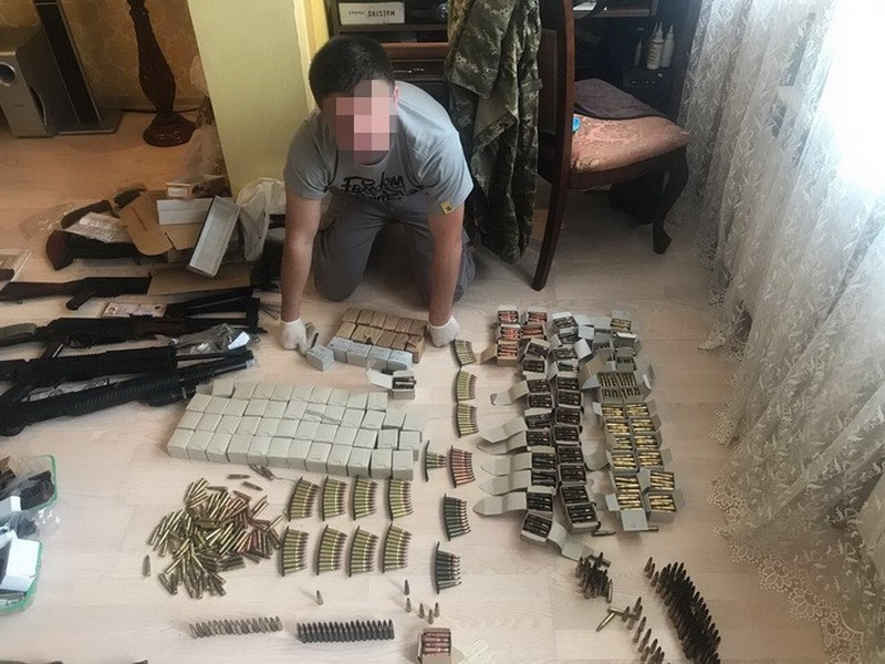 Киевлянин под видом интернет-магазина военных аксессуаров продавал оружие, привезенное из зоны АТО 1