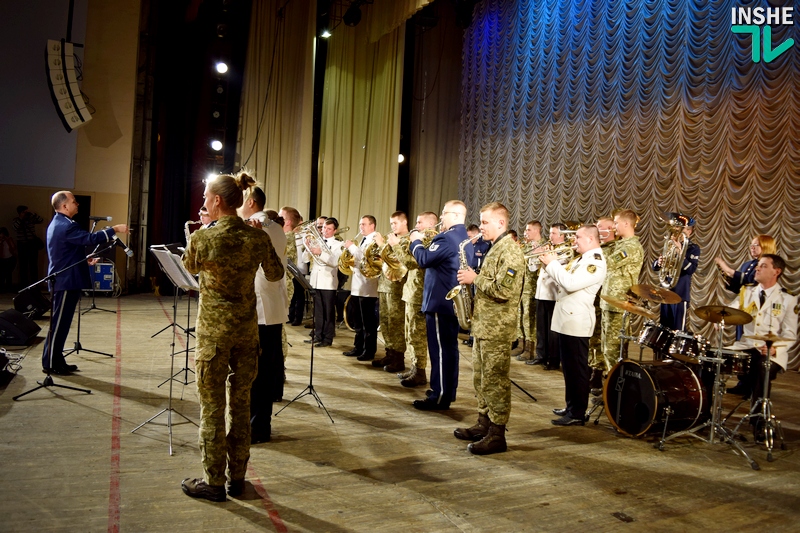 «Музыка объединяет»: в Николаеве марш украинских ВМС вместе сыграли оркестры украинской морской пехоты и брасс-квинтет оркестра ВВС США в Европе 21