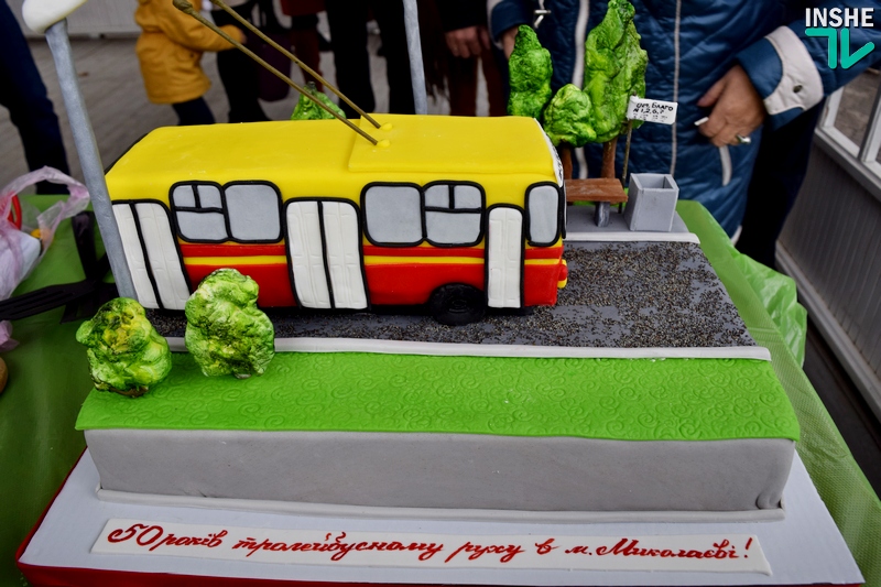 Троллейбусные «покатушки» и тематический торт: в Николаеве празднуют 50-летие николаевского троллейбуса 23
