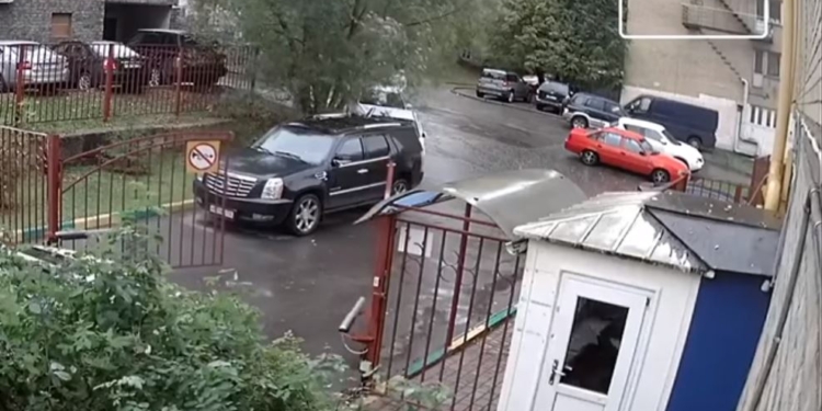 Веселый дед. В РФ пенсионер за 20 секунд разбил 4 авто