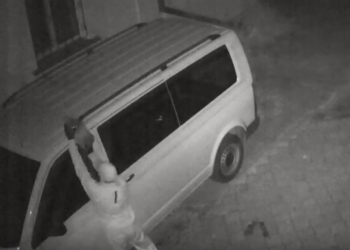Камера видеонаблюдения зафиксировала поджигателя машины Wolsvagen Transporter в Николаеве на Фалеевской. Его ищет полиция