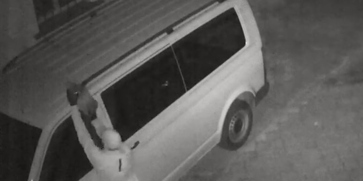 Камера видеонаблюдения зафиксировала поджигателя машины Wolsvagen Transporter в Николаеве на Фалеевской. Его ищет полиция