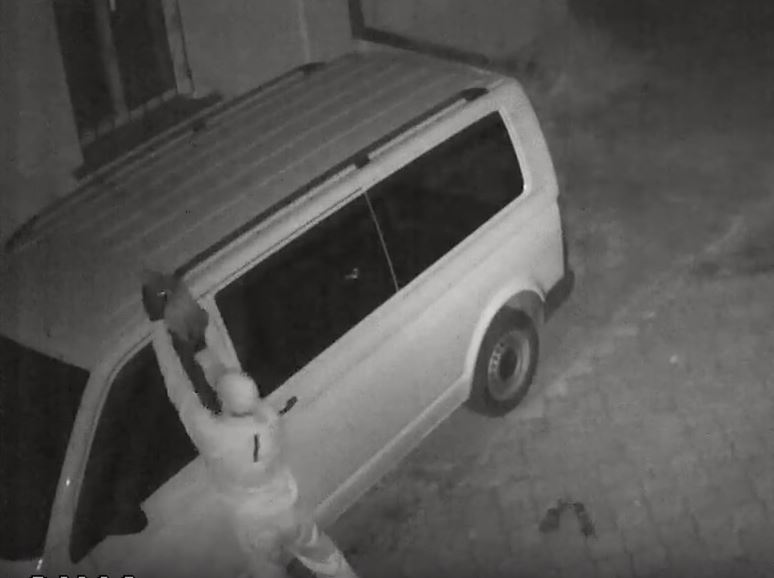 Камера видеонаблюдения зафиксировала поджигателя машины Wolsvagen Transporter в Николаеве на Фалеевской. Его ищет полиция 1