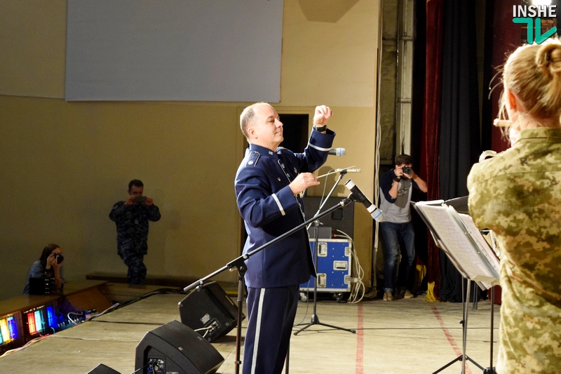 «Музыка объединяет»: в Николаеве марш украинских ВМС вместе сыграли оркестры украинской морской пехоты и брасс-квинтет оркестра ВВС США в Европе 23