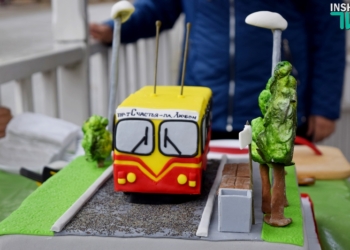 Троллейбусные «покатушки» и тематический торт: в Николаеве празднуют 50-летие николаевского троллейбуса