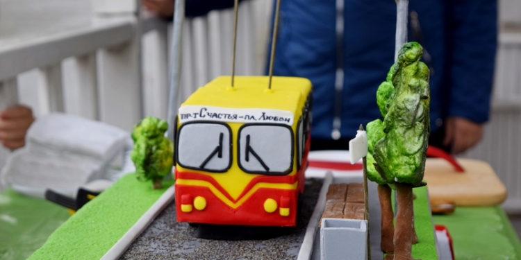 Троллейбусные «покатушки» и тематический торт: в Николаеве празднуют 50-летие николаевского троллейбуса