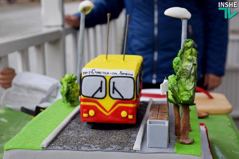 Троллейбусные «покатушки» и тематический торт: в Николаеве празднуют 50-летие николаевского троллейбуса 25