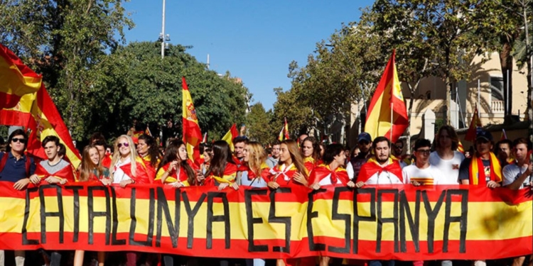 Везде митинги. В Барселоне многолюдные протесты против независимости Каталонии