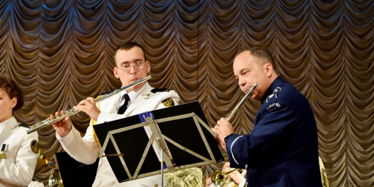«Музыка объединяет»: в Николаеве марш украинских ВМС вместе сыграли оркестры украинской морской пехоты и брасс-квинтет оркестра ВВС США в Европе