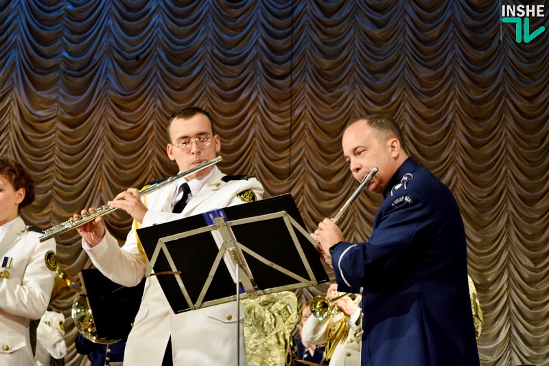 «Музыка объединяет»: в Николаеве марш украинских ВМС вместе сыграли оркестры украинской морской пехоты и брасс-квинтет оркестра ВВС США в Европе 27