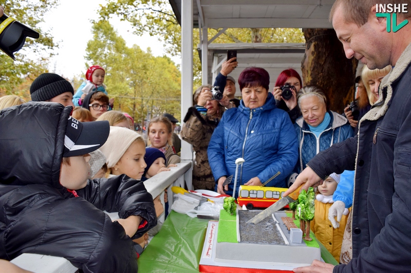 Троллейбусные «покатушки» и тематический торт: в Николаеве празднуют 50-летие николаевского троллейбуса 29